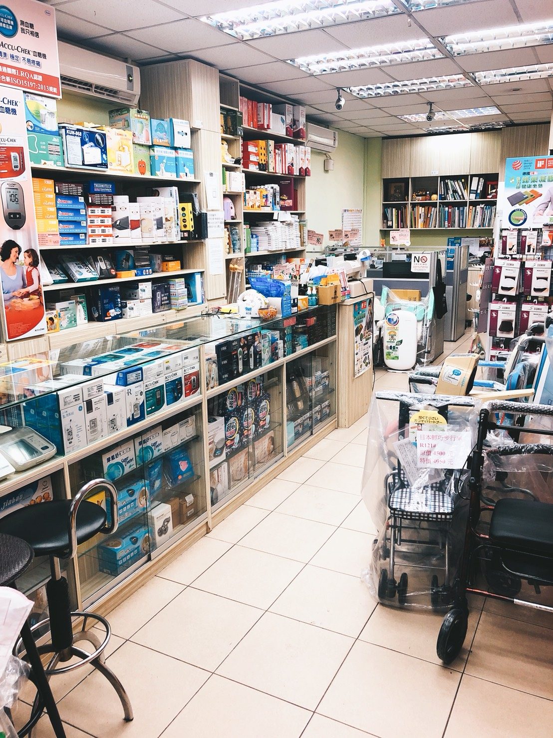 店內醫療用品陳列與櫃台